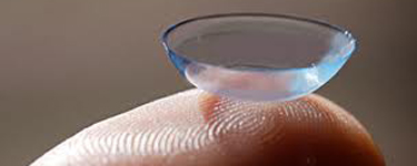 Precauciones para usar lentes de contacto en playa y piscina